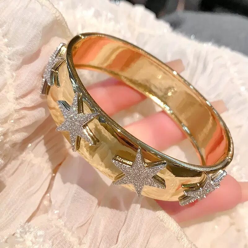 Luxury Women's Fashion Bracelet 18k Gold Exaggerated Zircon Color-Preserving Open-Heart Design Elegant Bangle for