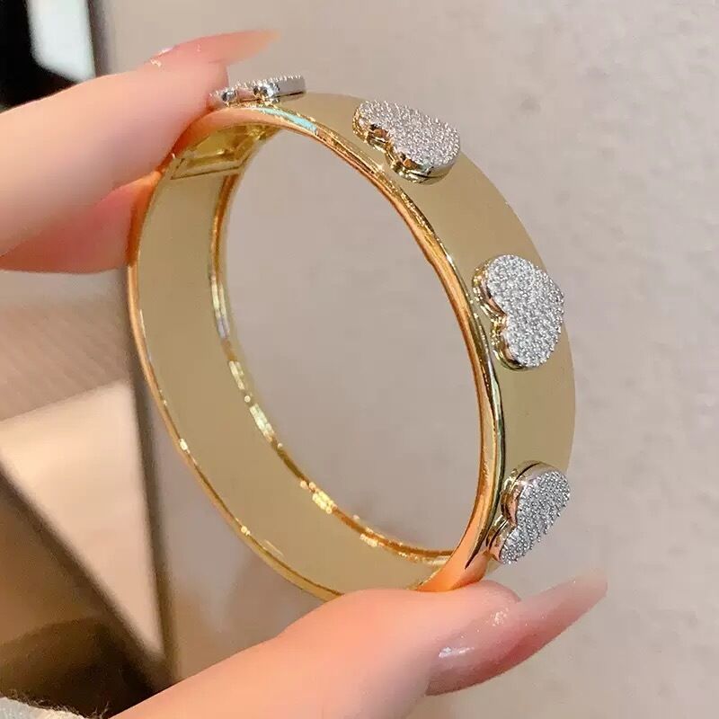 Luxury Women's Fashion Bracelet 18k Gold Exaggerated Zircon Color-Preserving Open-Heart Design Elegant Bangle for