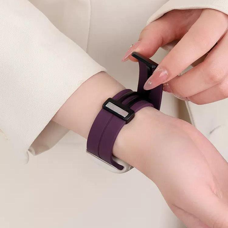 For Apple Watch Band 38/40/41/42/45/49mm Sport Silicone Magnetic Wrist Bracelets Band for Apple Watch Folding Buckle Strap